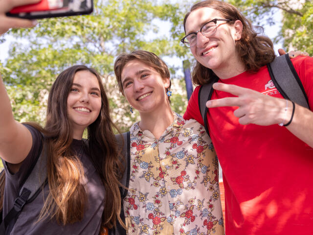 3 students taking a selfie together.